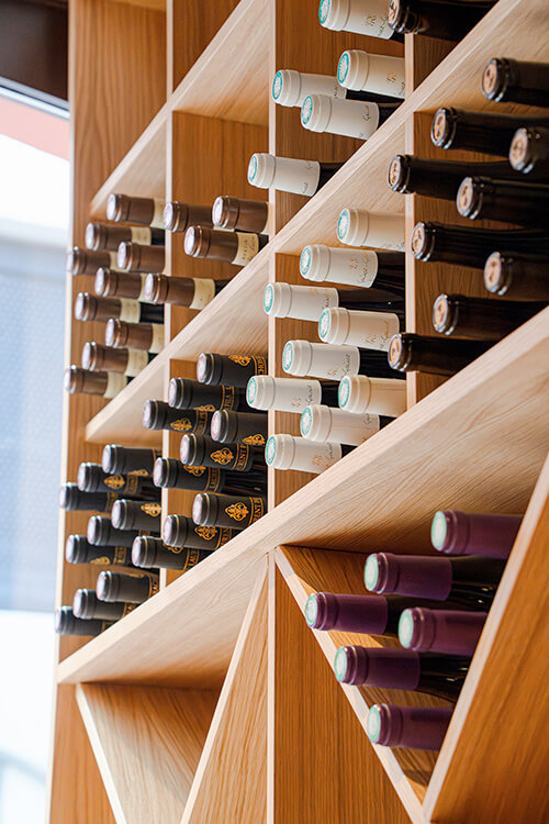 La cave du restaurant Òste à Dax